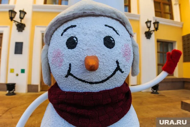 Снеговик напоминает пермякам о новогодних каникулах