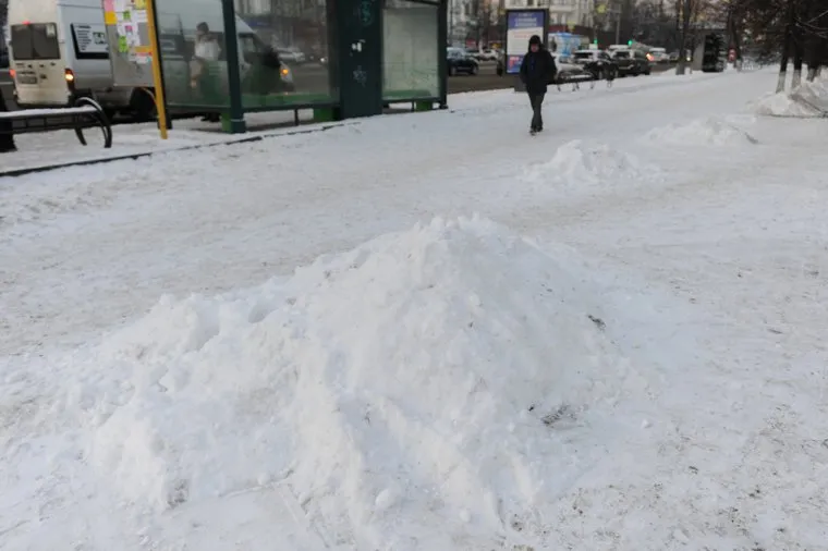 Снег на дорогах не убирается. Челябинск, снег на тротуаре, кучи снега