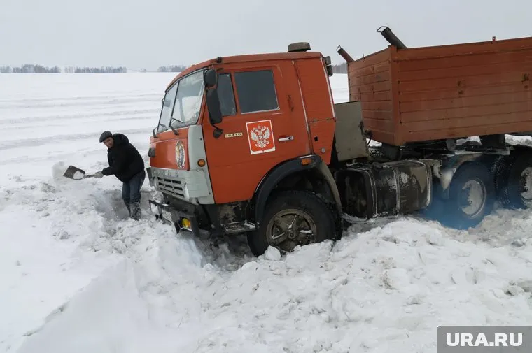 Два Камаза столкнулись на 51 километре трассы Тазовский = Коротчаево