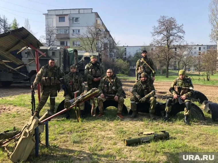На фотографии — Адам Эскерханов вместе с сослуживцами