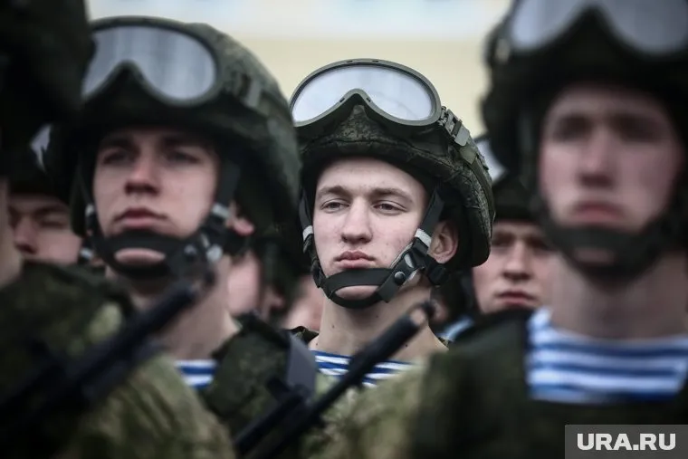 В армии снизилось количество воинских преступлений, а дедовщину полностью искоренили, заявил генерал-полковник Андрей Картаполов