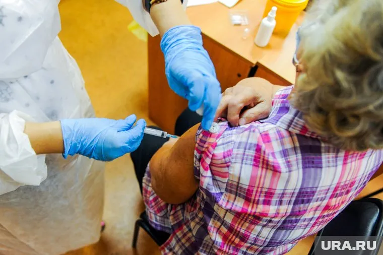 Женщине тяжело говорить и ее мучают сильные головные боли