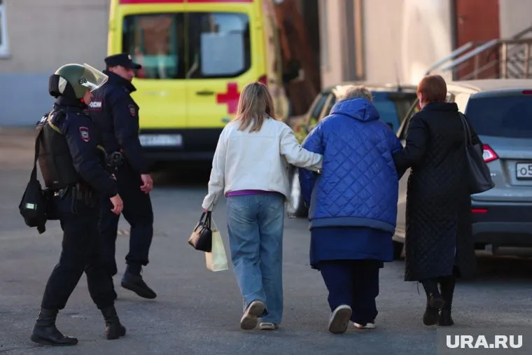 Всего из здания эвакуировали больше 100 человек
