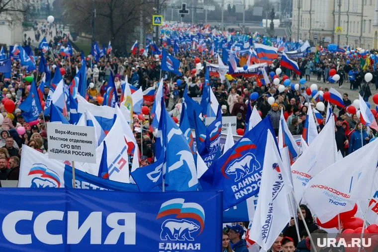 Участники демонстрации заполонили центральную улицу Екатеринбурга