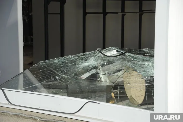 Подростки разбили витрину магазина из-за отказа продавать алкоголь