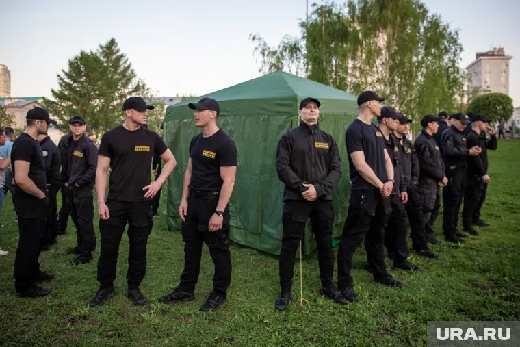 Разгоряченная толпа легко повалила забор, но охрана строительства дала отпор