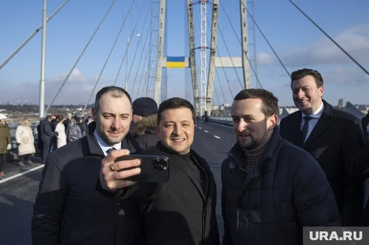 Кирилл Тимошенко (справа от Владимира Зеленского) распоряжался финансовой помощью Запада