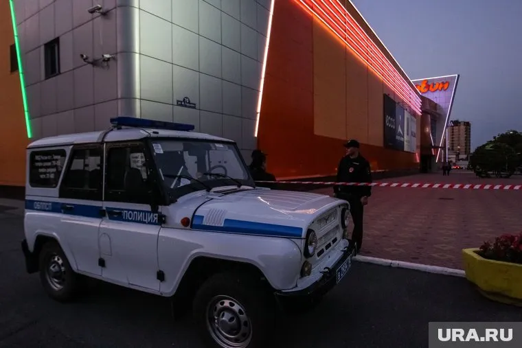 Здание обследуют уже два часа