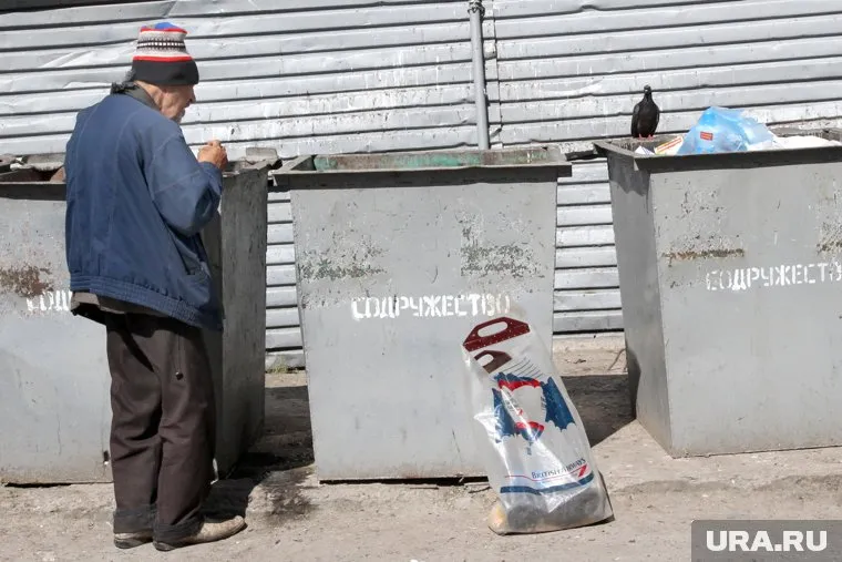 Просроченные продукты неимущие собирают на помойках