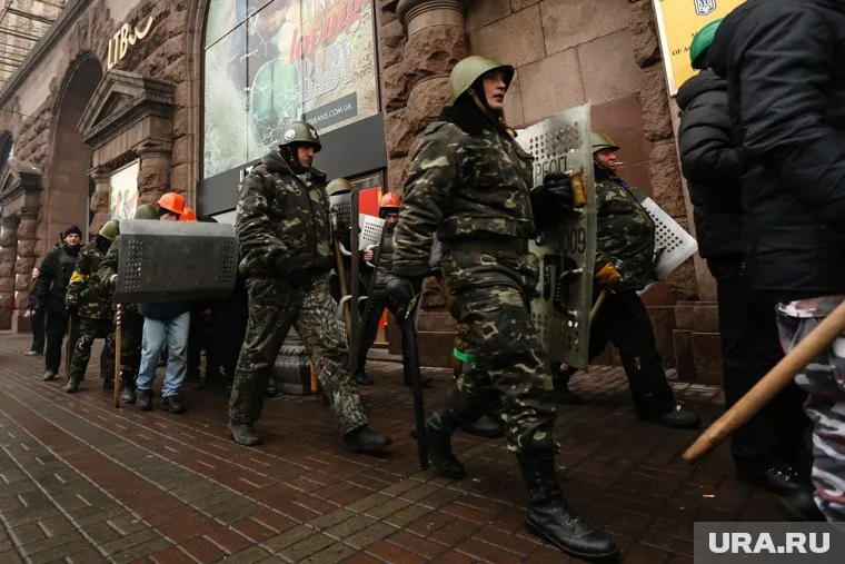 Крепкие молодые люди выгнали из церкви священнослужителей