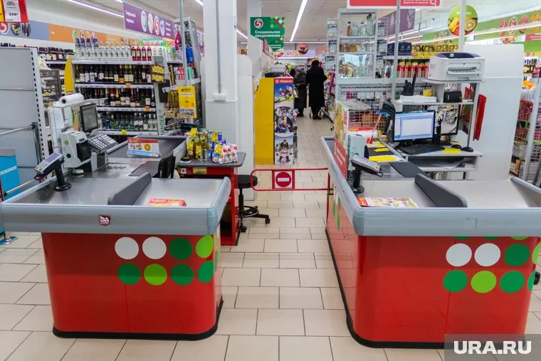 Иностранцам запретили работать в магазинах и супермаркетах Прикамья