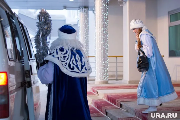 Снегурочку позвали на завод для стриптиза