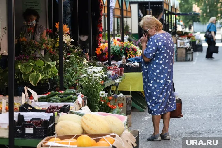Рабочие разбирают павильоны на курганском рынке