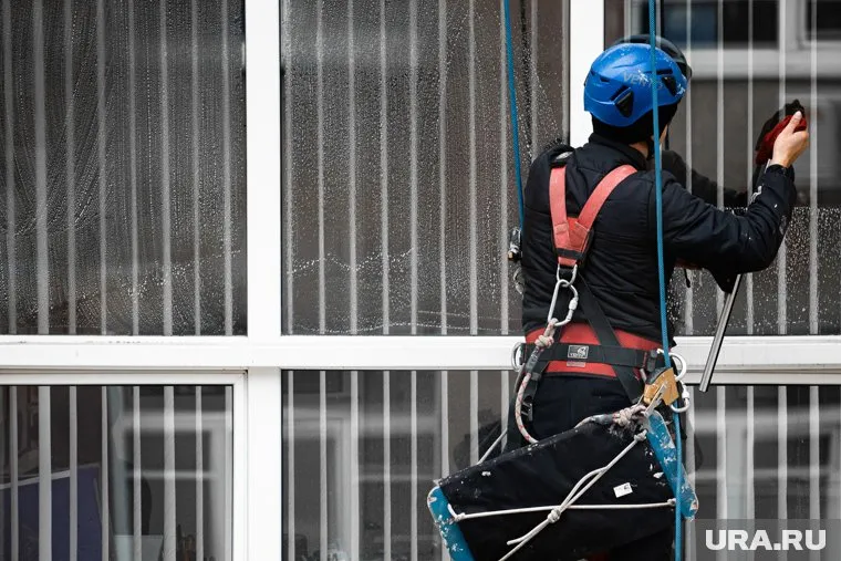 Жители ХМАО в семь раз чаще стали обращаться за услугой к мойщикам окон