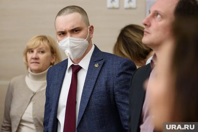 Чиновник пока ходит в защитной маске