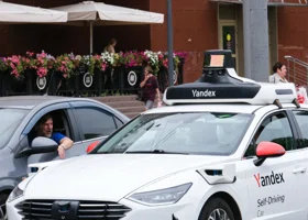 «Слегка жутковато»: мэр Екатеринбурга прокатился в беспилотном такси с плюшевым мишкой