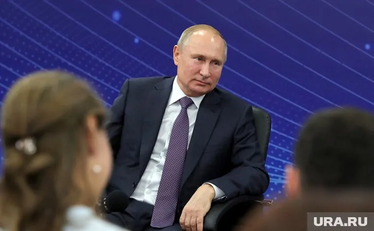 Жест Владимира Путина ввел в секундное замешательство собеседника президента