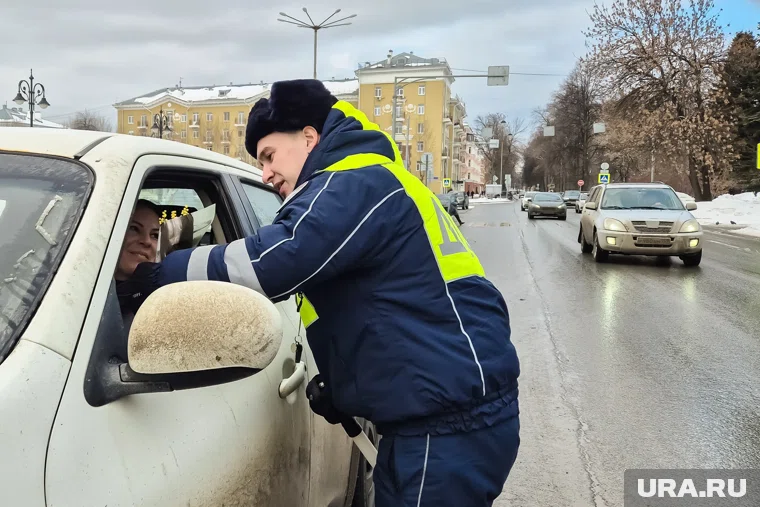 Сотрудник ГАИ остановит автомобиль, если подозревает, что там провозят оружие
