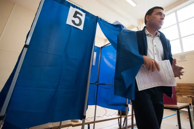 Голосование на выборах в Екатеринбургскую городскую Думу. Екатеринбург , куйвашев евгений, кабинка для голосования, выборы, голосование