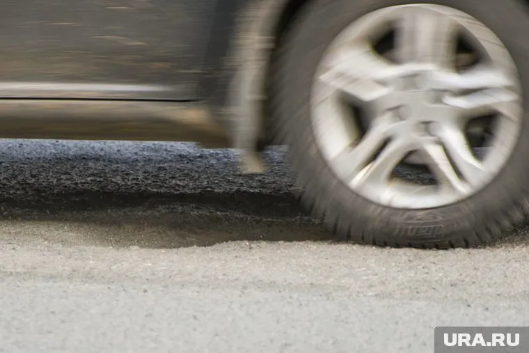 Из-за ямы пермяку пришлось менять все колеса