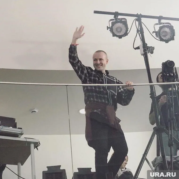 Модный дизайнер лично вышел к собравшимся