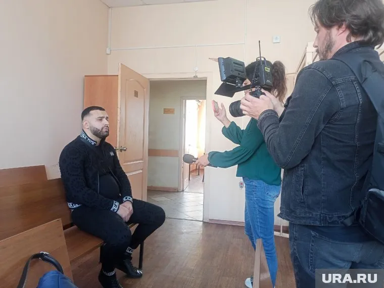 Альфред Джавадов (слева) отказался контактировать со СМИ
