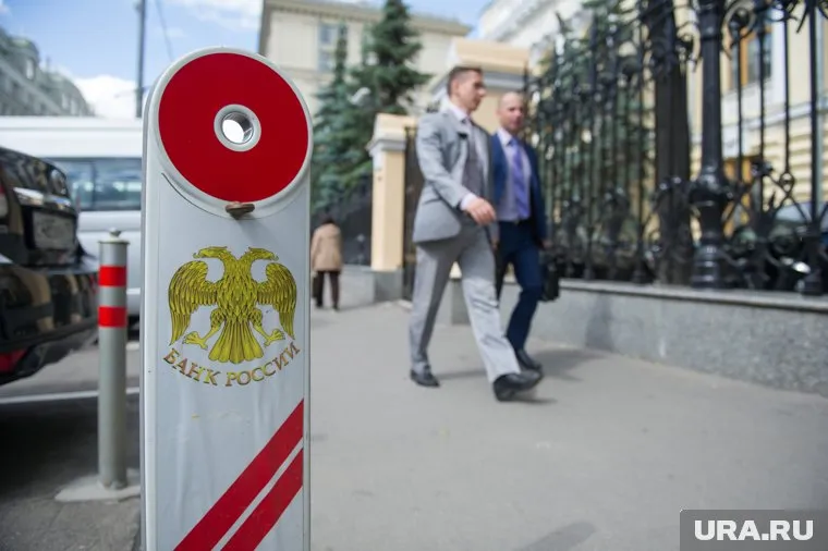 ЦБ будет снижать ключевую ставку плавно, и в ближайшие годы она останется двузначной, полагает Александр Разуваев