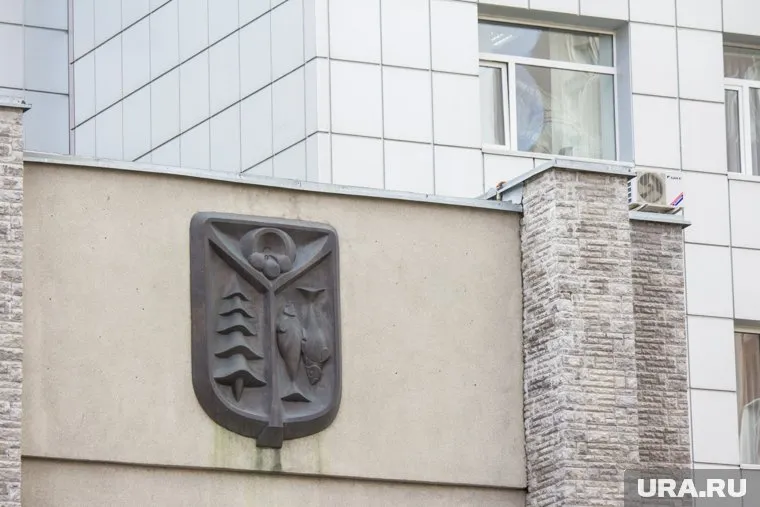 Мэрия Нижневартовска демонтирует барельеф «Война и Мир» перед продажей кинотеатра