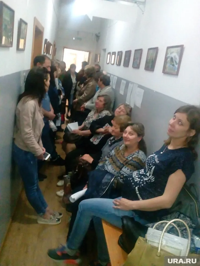 Люди толпятся у кабинета с одним специалистом весь день