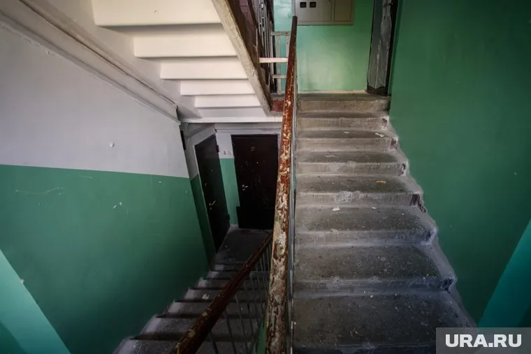 Мужчина напал на пенсионерку в подъезде многоквартирного дома