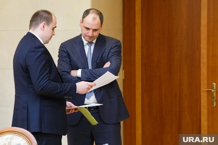 Премьер Денис Паслер на совещании молчит. Но то, что он исключен из публичной повестки, не значит, что на нем лежит ответственность за исполнение путинских указов в регионе