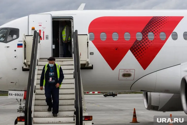 У самолета авиакомпании Red Wings отказал левый двигатель