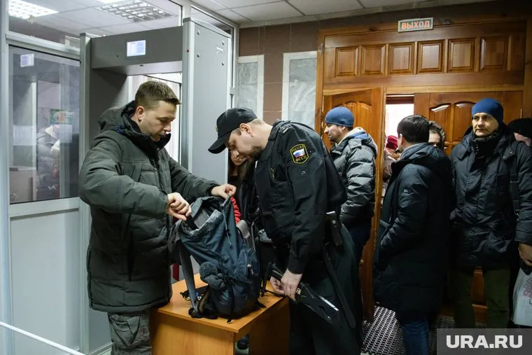 На входе в суд надо не только показать вещи, но и заполнить анкету