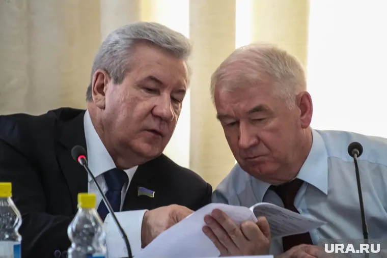 Спикер Думы ХМАО Борис Хохряков (слева) выразил соболезнования по поводу гибели председателя Тюменской областной Думы Сергея Корепанова (справа)