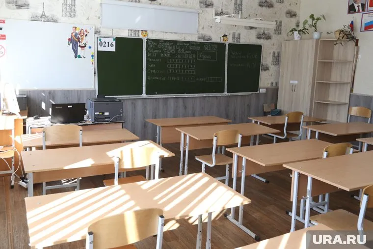 В районной музыкальной школе отваливается штукатурка и обои, губернатора просят помочь с ремонтом