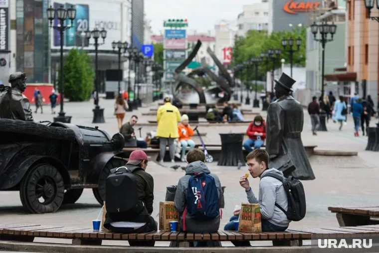 Через молодое поколение вирус будет передаваться ослабленным, утверждает врач