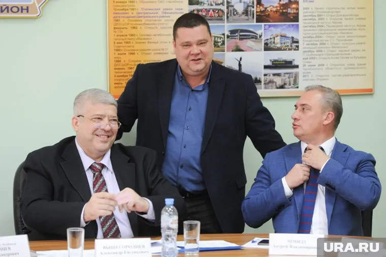 Дмитрий Тарасов (в центре) и Андрей Шмидт (справа) уволятся ради работы в гордуме Челябинска
