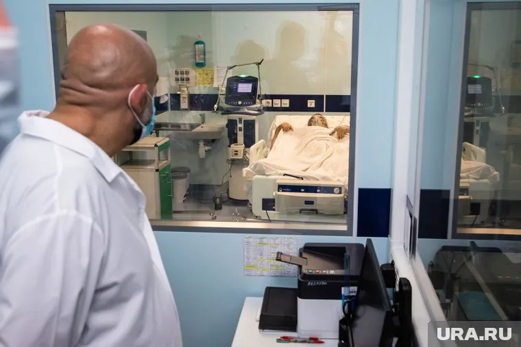 Сейчас исполнитель проходит лечение в Таиланде (архивное фото)