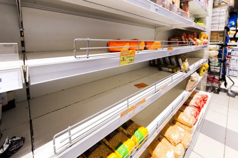 Ситуация в супермаркете Перекресток на фоне ажиотажа связанного с эпидемией коронавируса. Челябинск