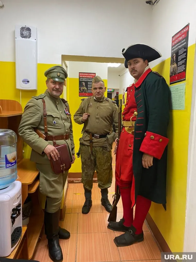Реконструкторы продемонстрировали призывникам форму военных лет