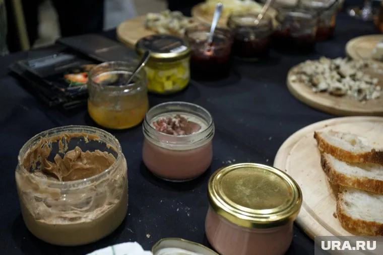 Все угощения с игрового барабана разбирают гости программы