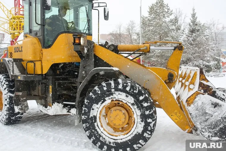 Новоуренгойцы пожаловались на мэрию из-за плохой уборки снега
