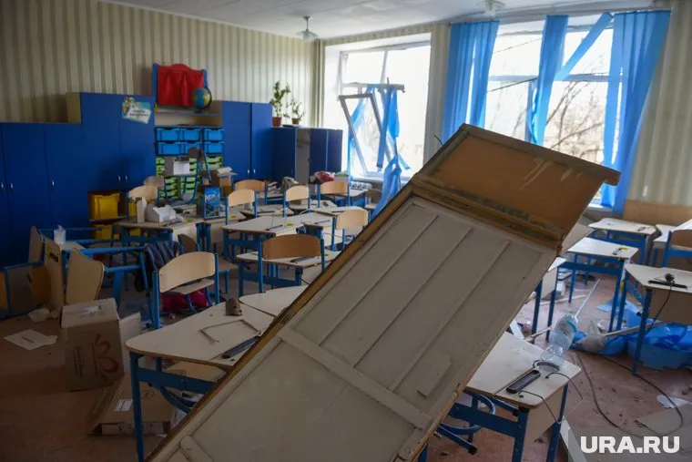 В подвале этой школы Мариуполя нашли изуродованное тело женщины со свастикой