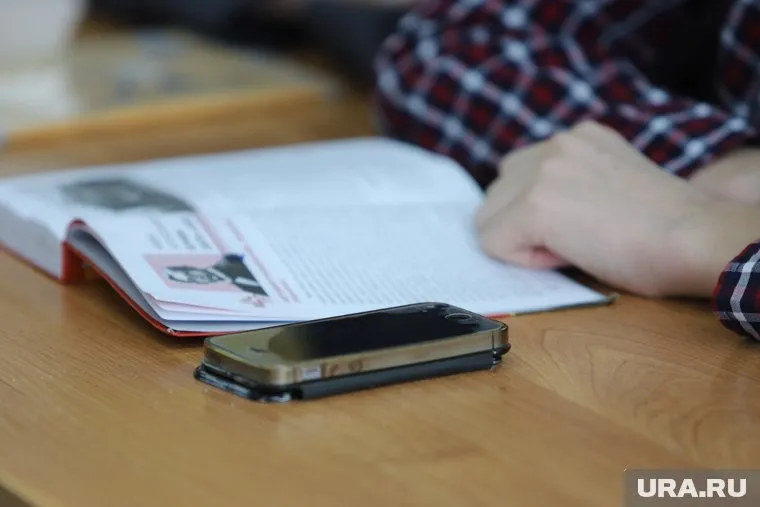 Директора школ считают, что смартфон может стать «помощником» ученику на уроке