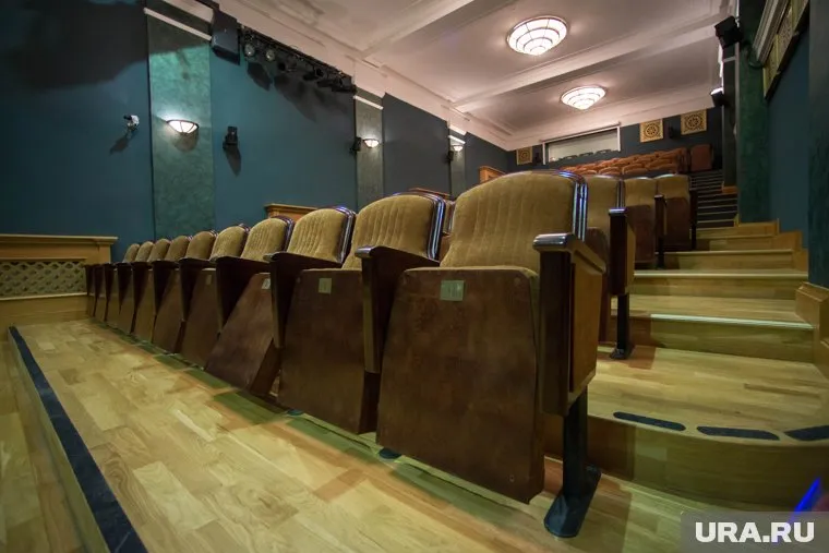 Женщина потратила на билеты 100 тысяч рублей, но спектакль отменили