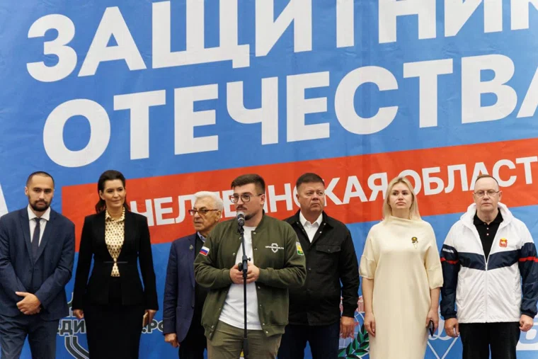 Рожков (в центре) выступил с речью на торжественном открытии соревнований