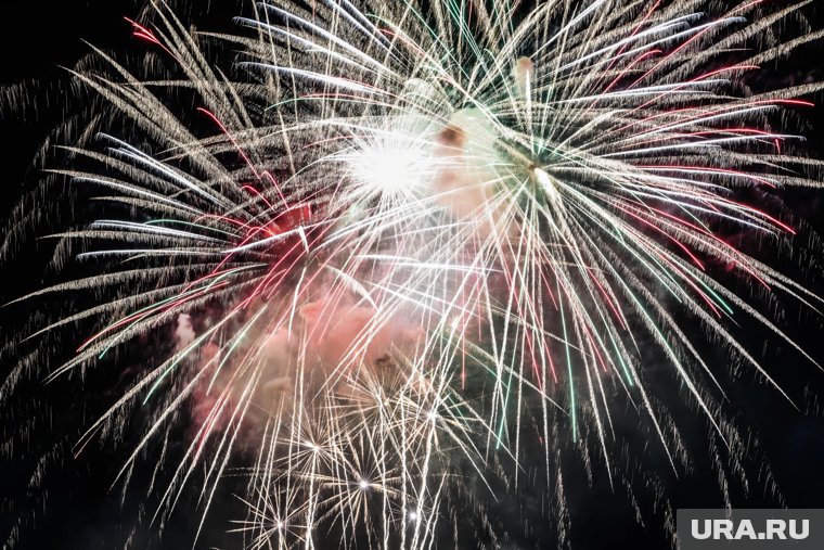 «Залпы летели в окна и машины»: в спальном районе Челябинска устроили салют на парковке. Видео