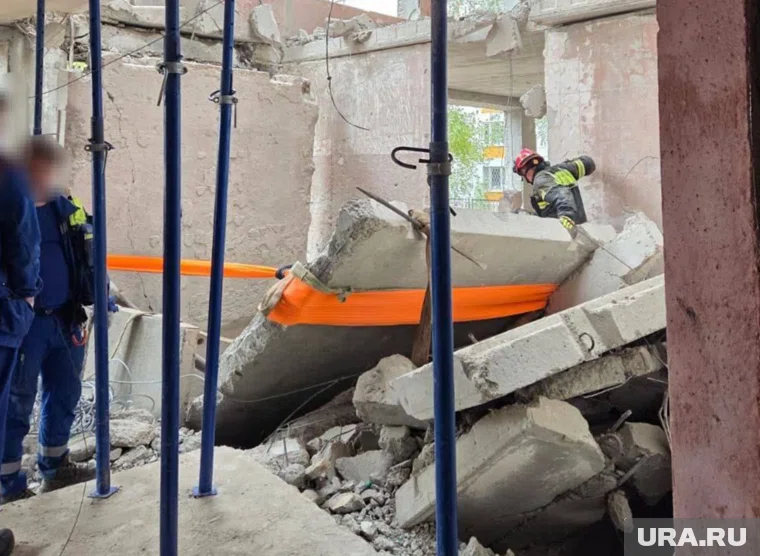 Фото с места ЧП после обрушения конструкций при ремонте школы