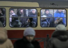 «Еду в обнимку с другими»: на какие маршруты общественного транспорта жалуются в соцсетях екатеринбуржцы 