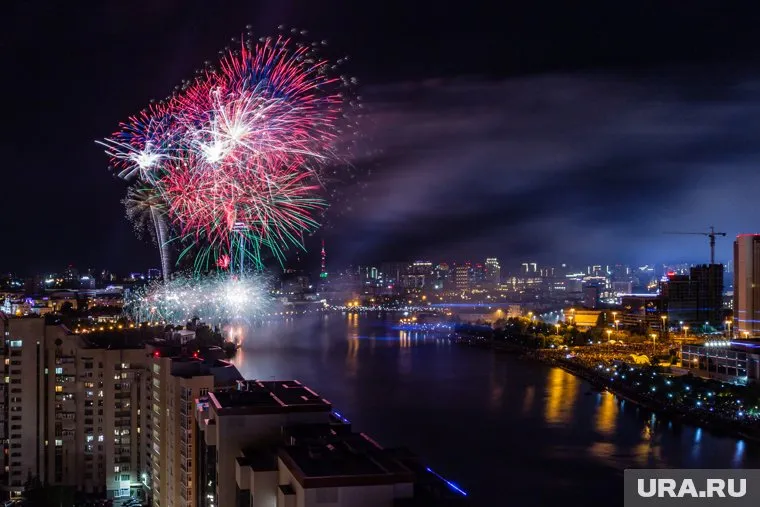 Основной салют запустят в десять вечера над акварторией городского пруда